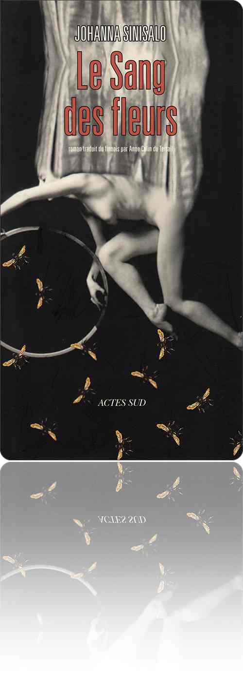 couverture présentant la photographie de l'ectoplasme d'une femme nue qui joue au cerceau parmi les abeilles