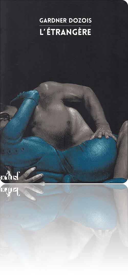 couverture dans les tons de nuit représentant les ébats d'un homme grisâtre et d'une extraterrestre bleuâtre et chitineuse