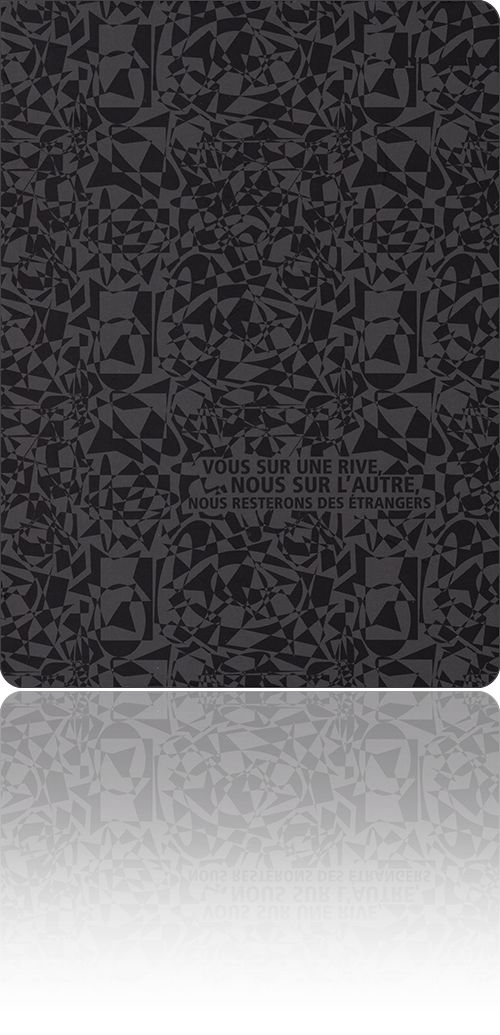 couverture non figurative présentant une mosaïque de formes géométriques en noir et gris