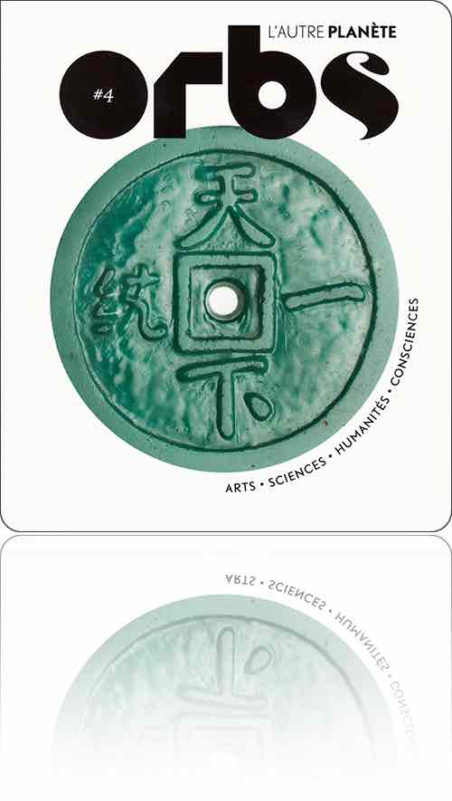 couverture présentant la photographie d'une amulette en jade, en forme de pièce de monnaie, de l'époque de la dynastie chinoise des Qing, les caractères signifiant “unit le monde entier”