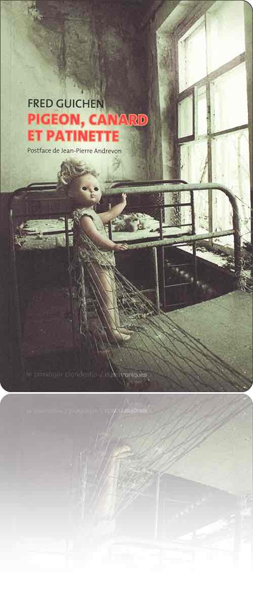 couverture présentant la photographie d'une poupée debout appuyée à la cage métallique d'un des lits d'une chambre il y a bien longtemps abandonnée