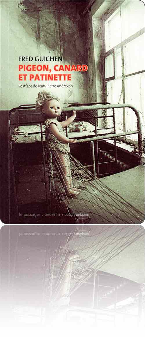 couverture présentant la photographie d'une poupée debout appuyée à la cage métallique d'un des lits d'une chambre il y a bien longtemps abandonnée