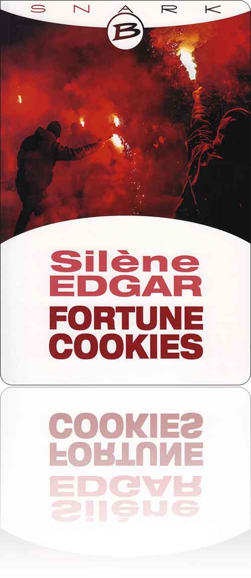 couverture dans les tons rouge feu présentant la photographie de deux personnes encagoulées qui s'adonnent au lance-flammes