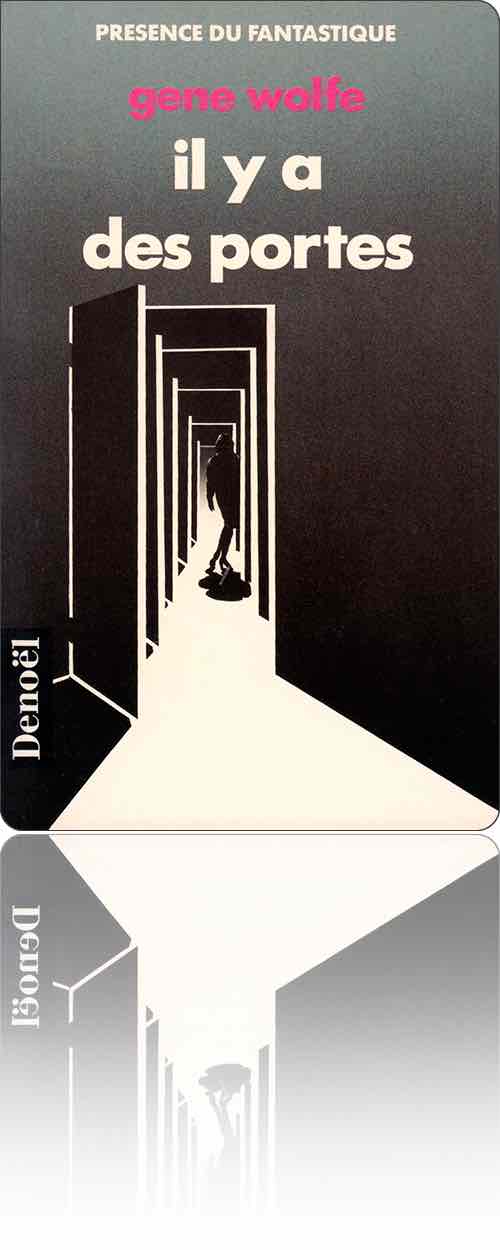 couverture en noir et blanc représentant une femme arrêtée dans une enfilade de portes ouvertes