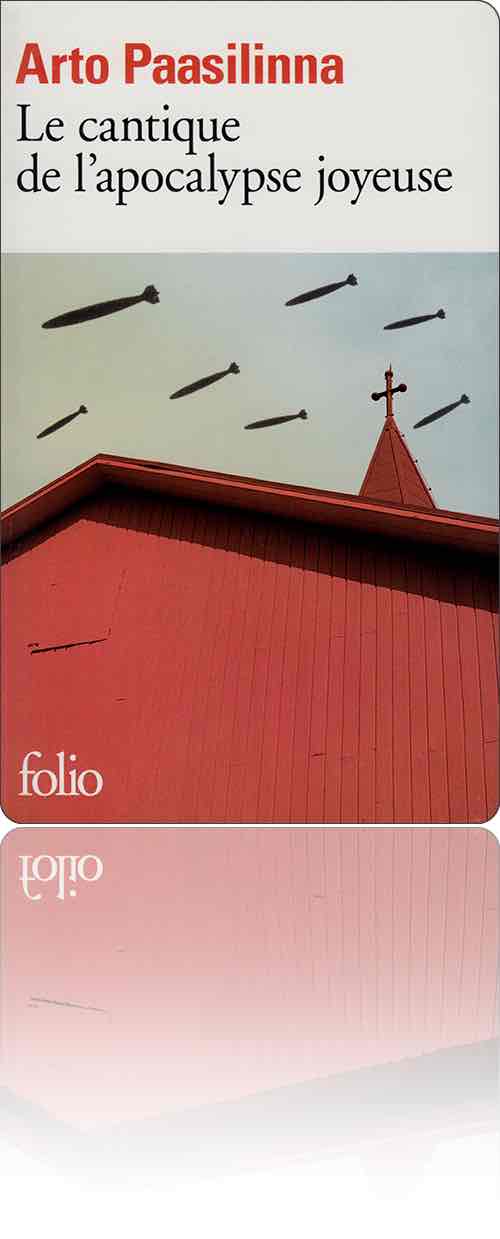 couverture présentant la photographie de quelques bombes qui volent au-dessus du toit d'une église en bois rouge