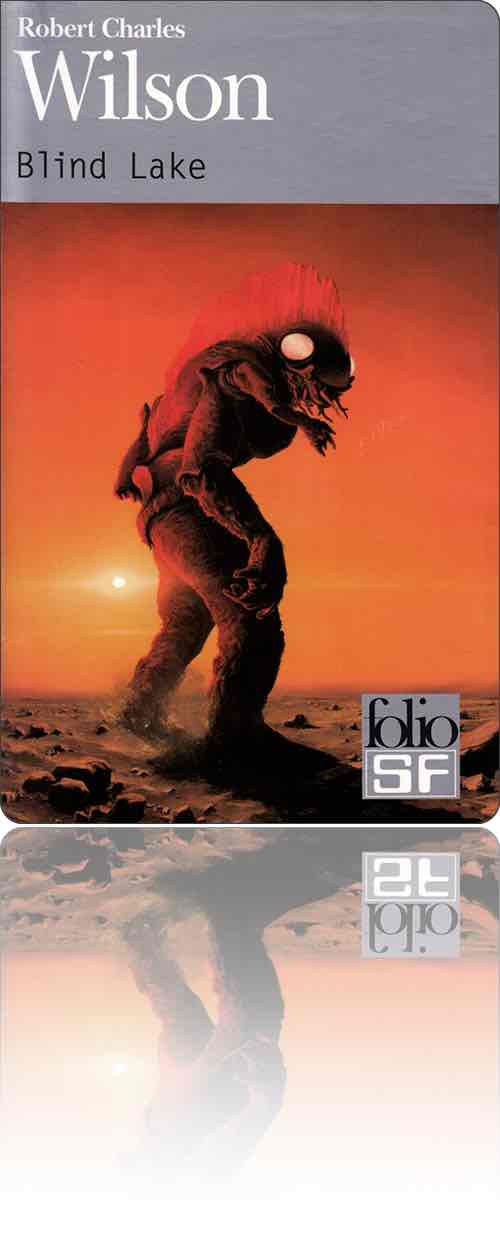 couverture dans les tons de rouge représentant un extraterrestre dans un désert de sable qui avance péniblement sous un soleil de plomb