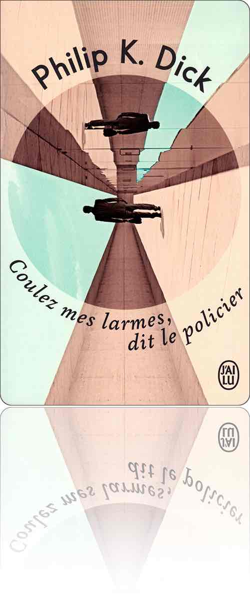 couverture dans les tons de marron et de bleu représentant un homme portant sacoche qui marche dans un couloir à ciel ouvert tandis que son reflet dans la glace tout au long du mur n'est pas orienté dans le sens habituel