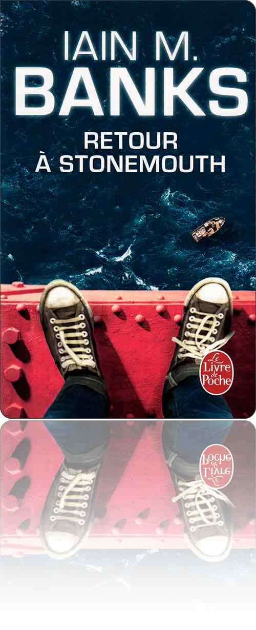 couverture présentant la photographie des chaussures d'un homme debout sur le bord d'un pont loin au-dessus d'un cotre ballotté par les flots