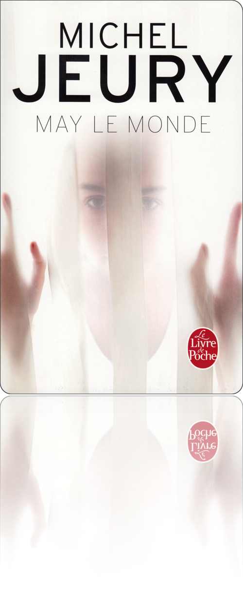 couverture représentant le visage et les mains d'une fillette qu'on aperçoit au travers d'un rideau voilé