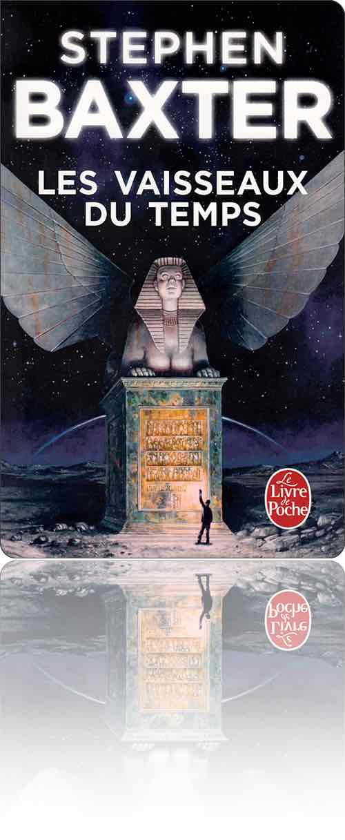 couverture dans les tons de bleu représentant un homme qui examine à la lampe les bas-reliefs qui ornent le socle de la statue d'un sphinx égyptien toutes ailes déployées