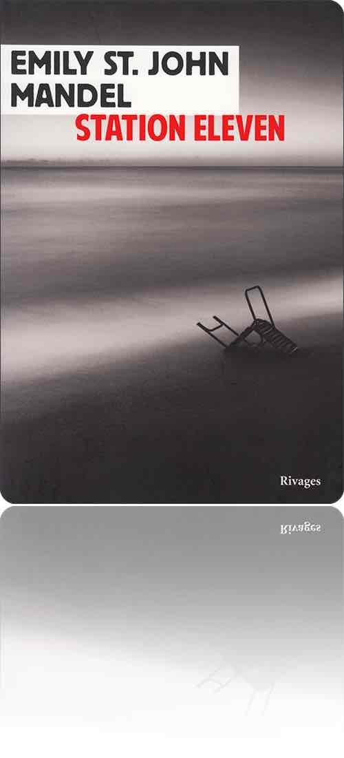 couverture en noir et blanc présentant la photographie d'une chaise renversée sur le rivage