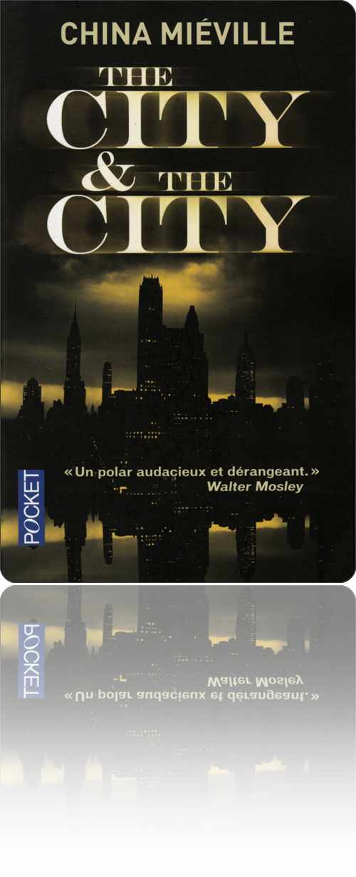 couverture représentant sous un ciel menaçant un paysage de gratte-ciel et son reflet en miroir sur une étendue d'eau