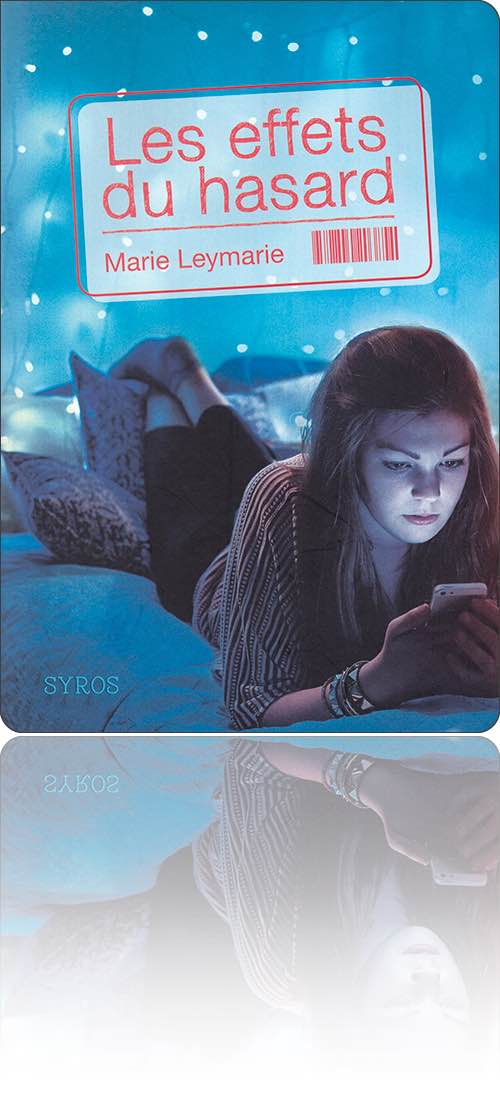 couverture dans les tons de bleu présentant la photographie d'une jeune fille qui consulte son téléphone allongée sur son lit