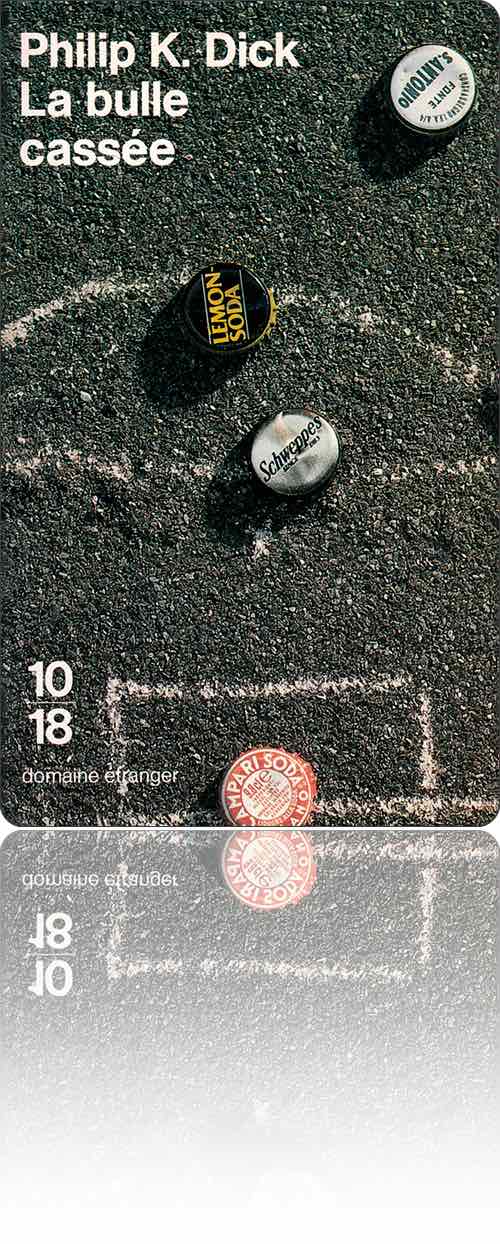 couverture présentant la photographie d'une série de capsules de soda par terre sur un trottoir marqué à la craie