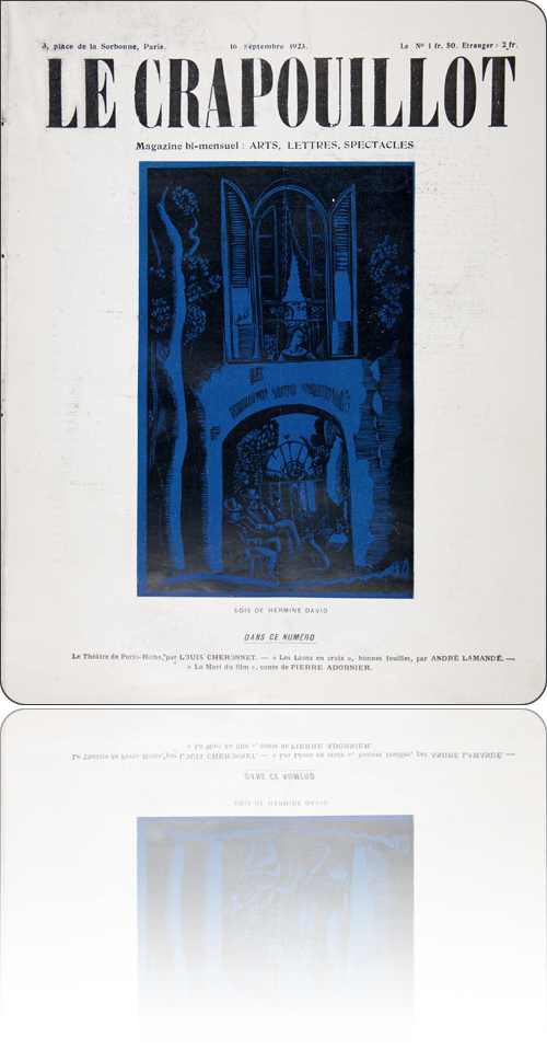 couverture dans les tons de bleu représentant la façade d'un immeuble, deux hommes fumant la pipe assis sous le porche en compagnie de leur chien, une femme regardant par la fenêtre au premier étage