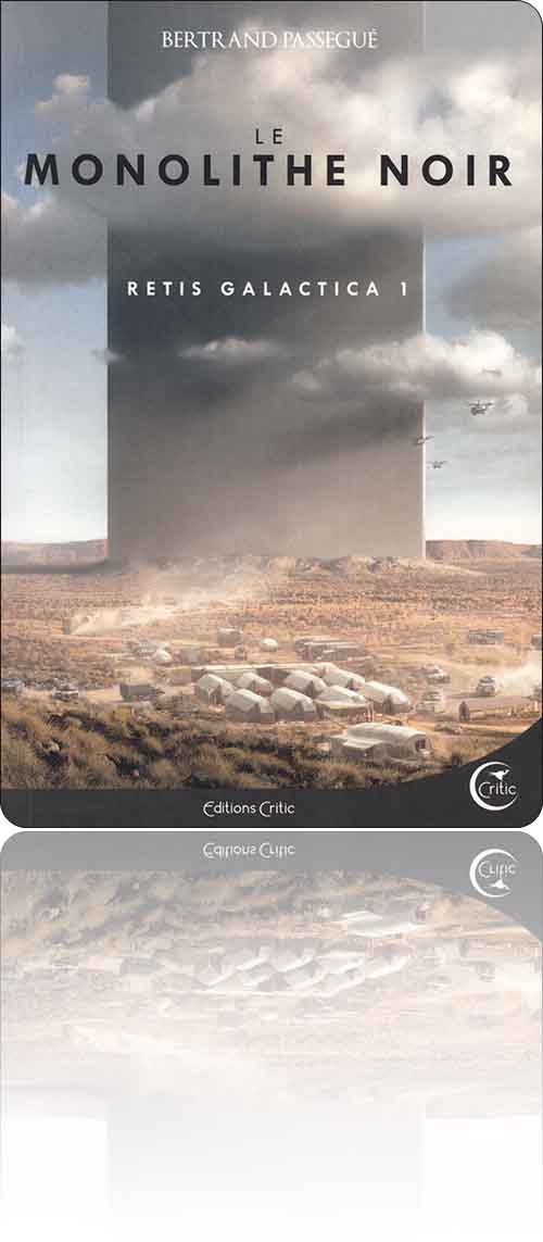 couverture représentant dans le désert un village au pied d'un immense monolithe noir