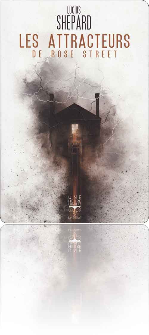 couverture dans les tons de marron représentant une personne à la fenêtre d'une maison dans la brume et les éclairs de la nuit