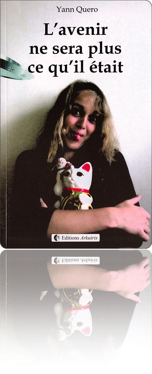 couverture présentant la photographie en buste d'une jeune femme qui tire la langue et serre une statue de chat entre ses bras, alors qu'un petit ovni s'approche de sa tête sans doute à son insu