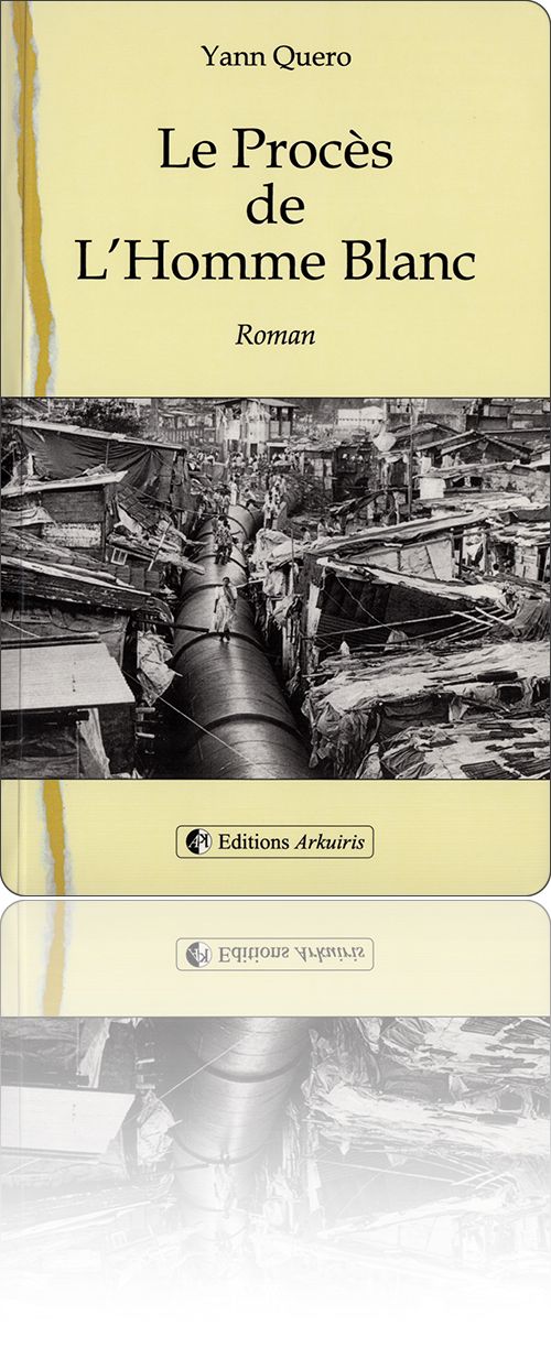 couverture présentant la photographie d'un bidonville de Bombay en 1995, un énorme tuyau séparant les habitations, suffisamment gros pour que les habitants marchent à sa surface comme s'il s'agissait d'une rue